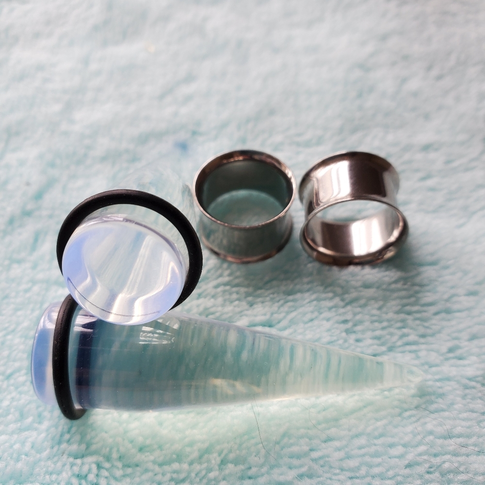 Ear-gauging taper and plugs